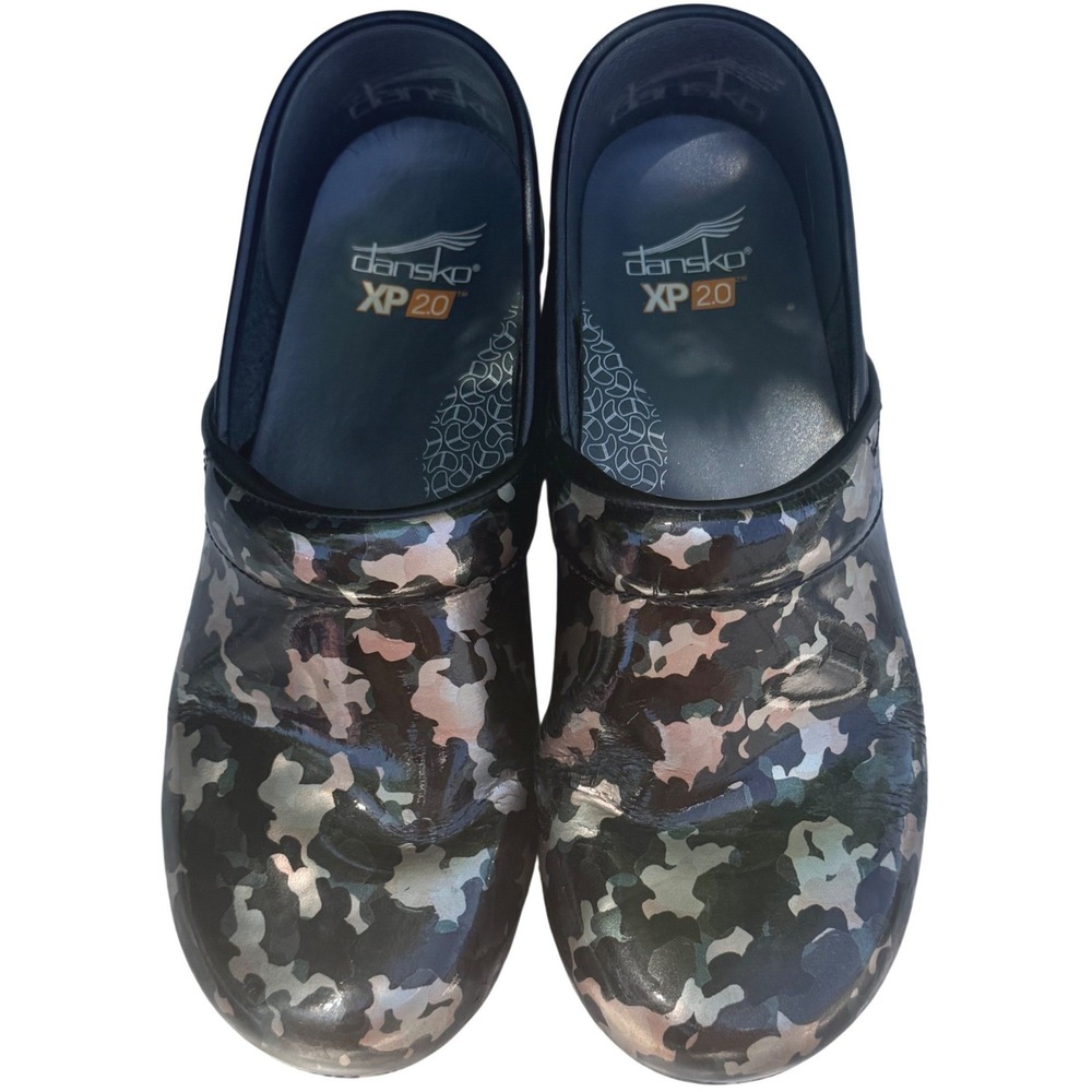 Dansko XP 2.0 Clogs Womens 38 Camo Patent Leather Nursing Professional Shoes EUC